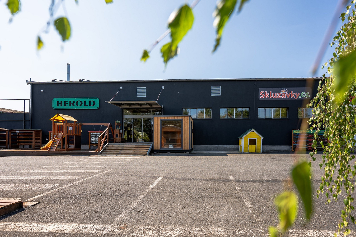 Prodej obchodních prostor 1 200 m²