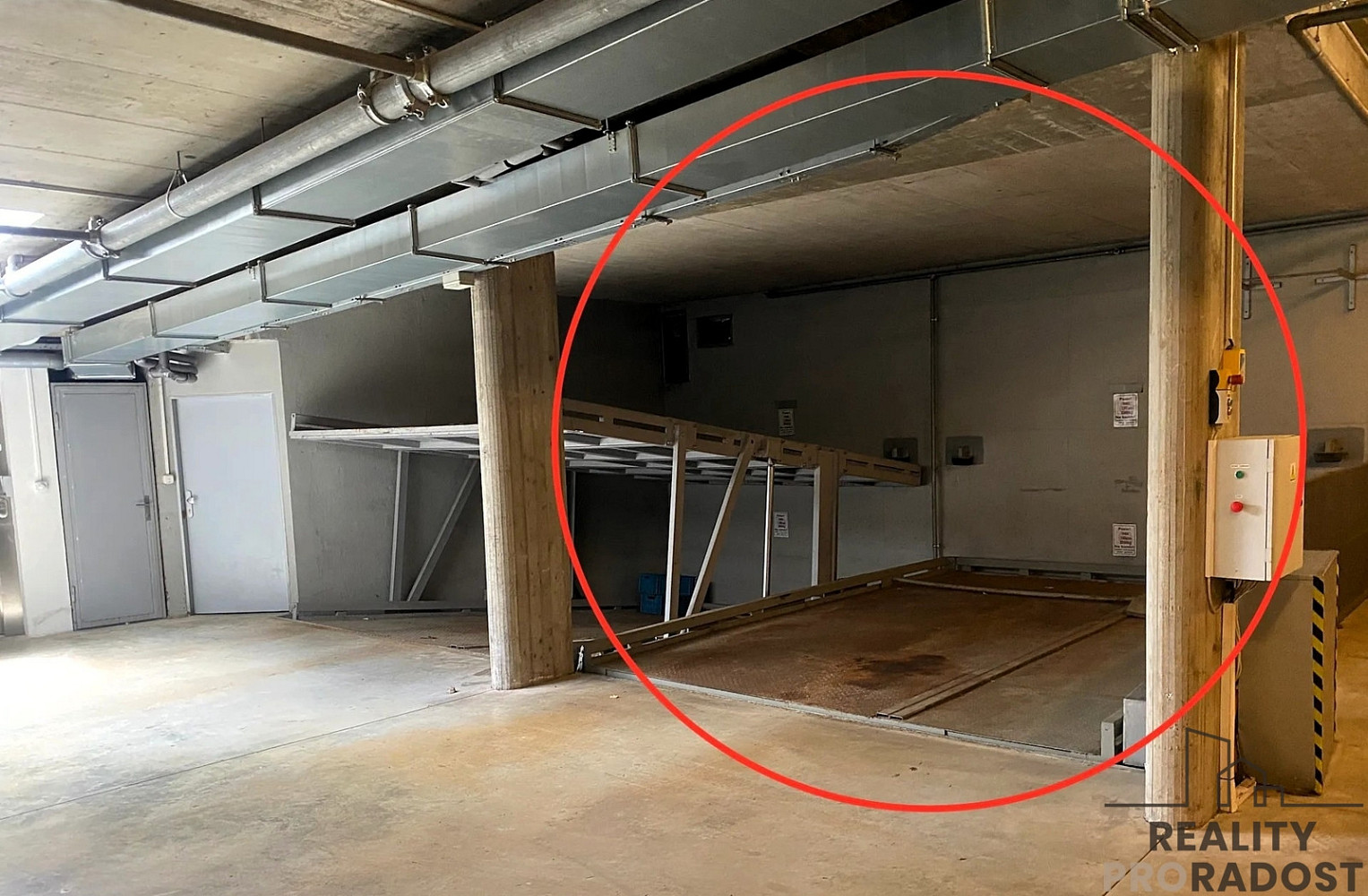 Pronájem garážového stání 17 m2 slezská, praha - vinohrady