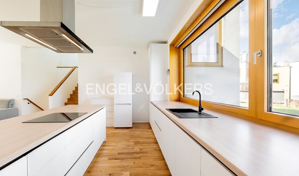 Pronájem domu 219 m² s pozemkem 341 m², Praha – náhled fotky 2