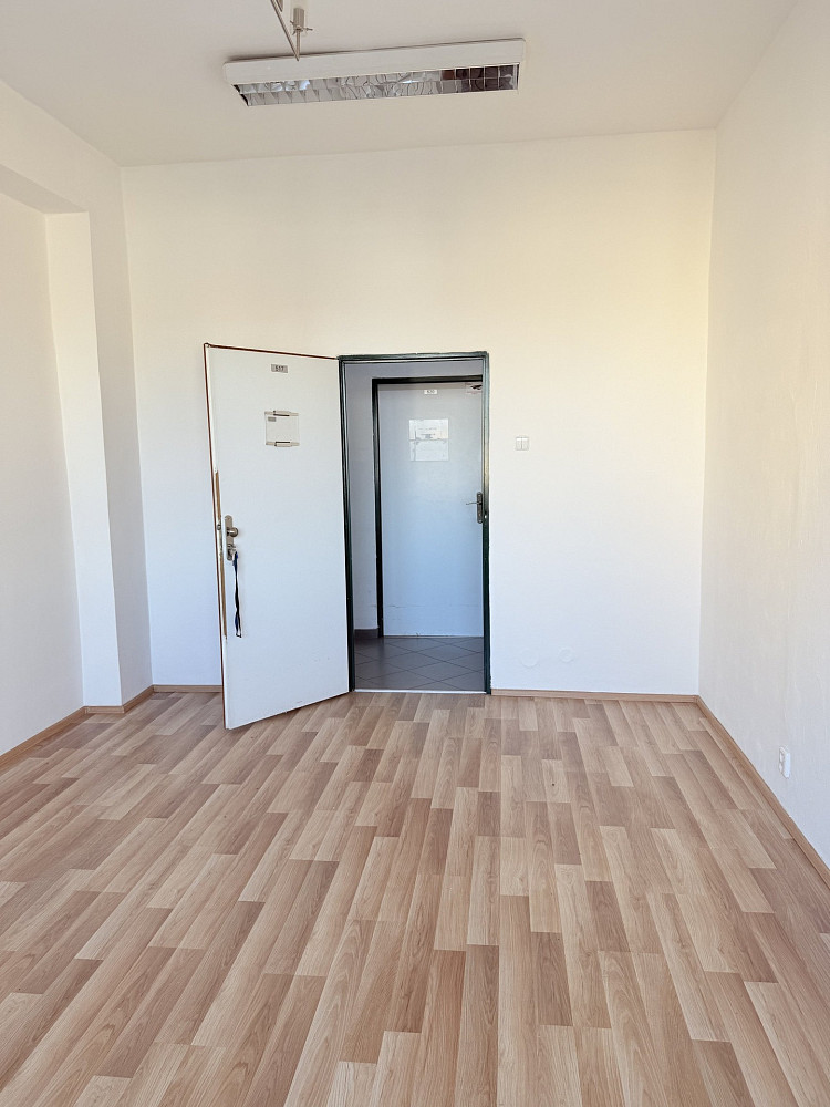 Pronájem kanceláře 17 m² - Widok 3