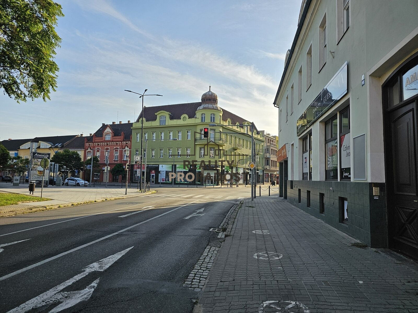 Pronájem obchodních prostor 90 m²
