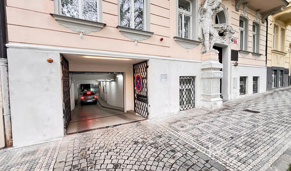 Pronájem garážového stání 11 m2, Praha – náhled fotky 11