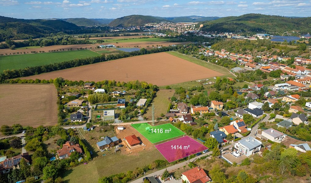 Prodej stavebního pozemku 1 416 m², Hradčany – náhled fotky 2