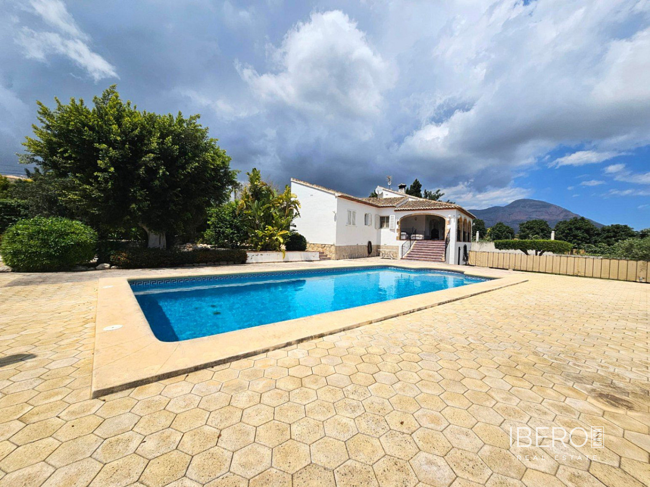 Prodej domu 398 m² s pozemkem 3 559 m²