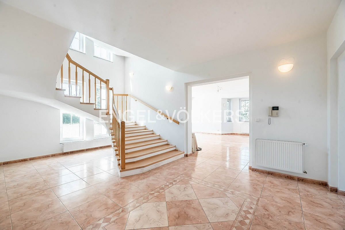 Pronájem domu 610 m² s pozemkem 747 m² — photo 2