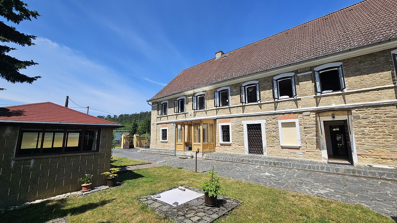 Prodej domu 460 m² s pozemkem 2 838 m² – pohled 5
