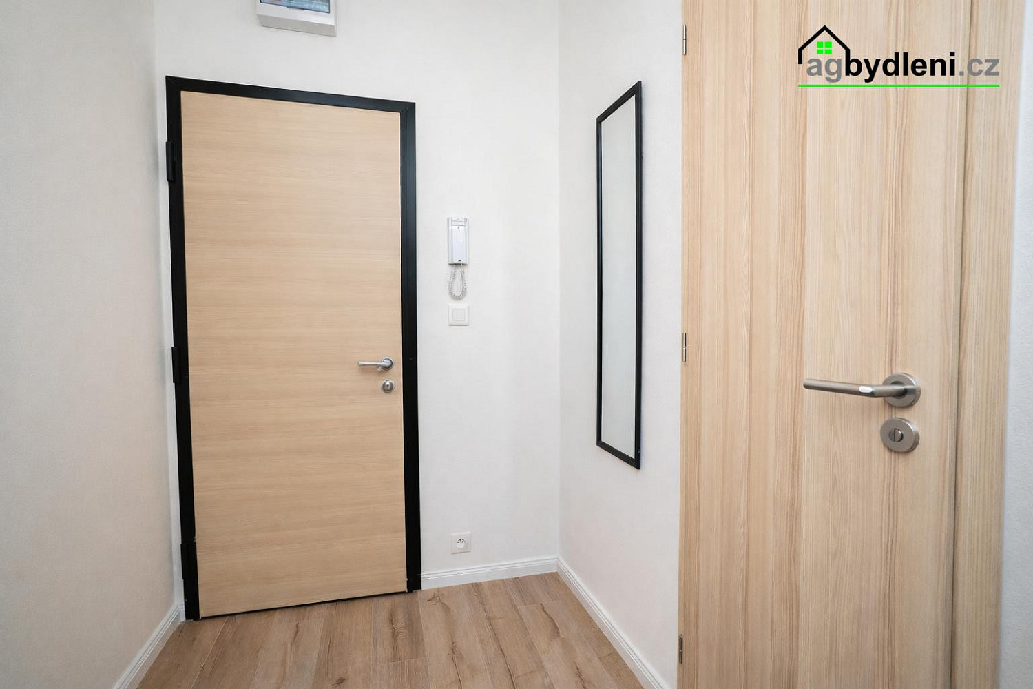 Pronájem bytu 2+kk 34 m² - Więcej