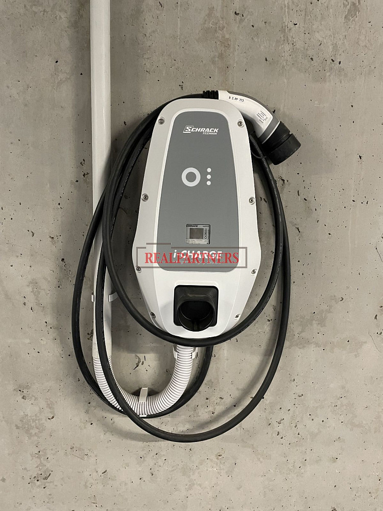 Zcela nové garážové stání s elektronabíječkou z r.2024 u vjezdu/výjezdu garáží p – pohled 3