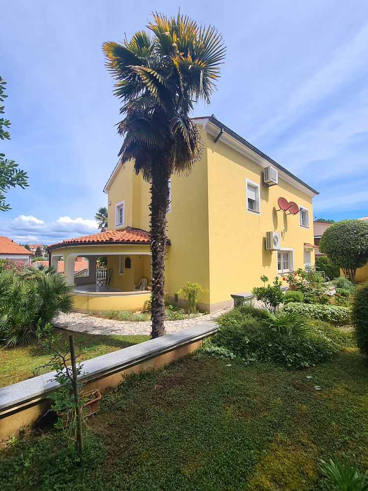 Prodej domu 180 m² s pozemkem 180 m²