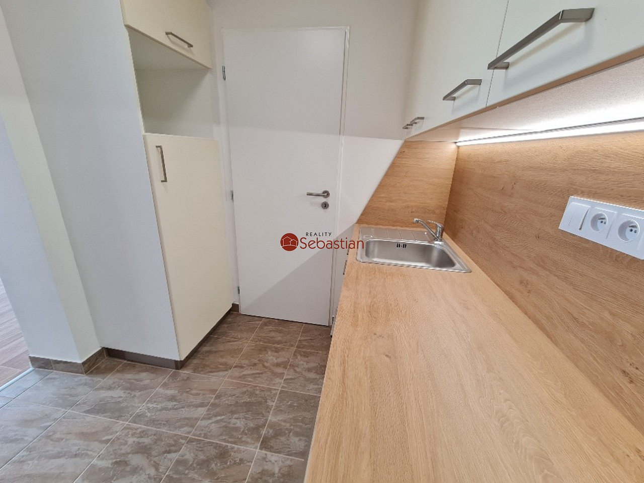 Pronájem bytu 2+1 48 m² — photo 3