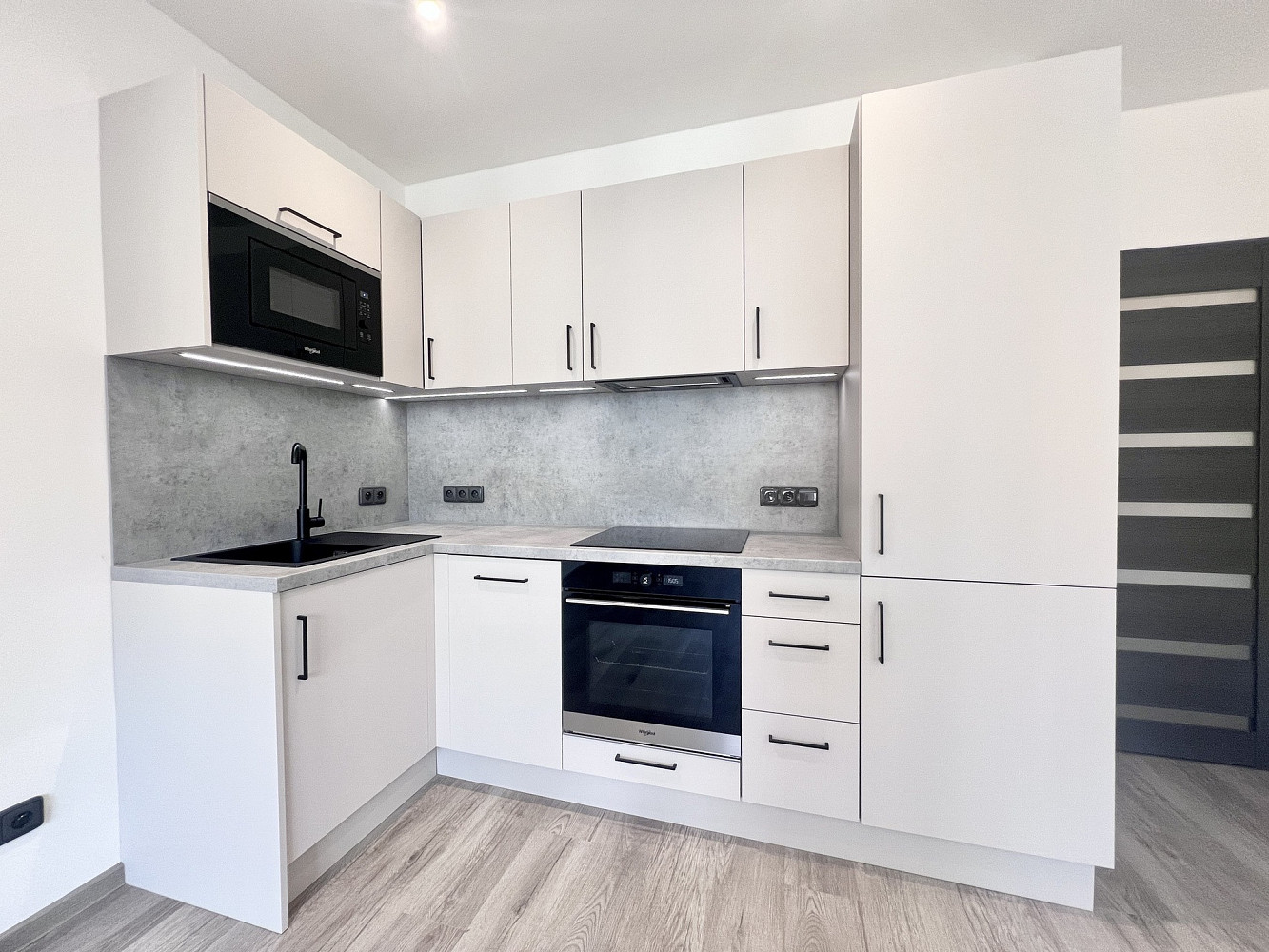 Pronájem bytu 2+kk 48 m² – pohled 2