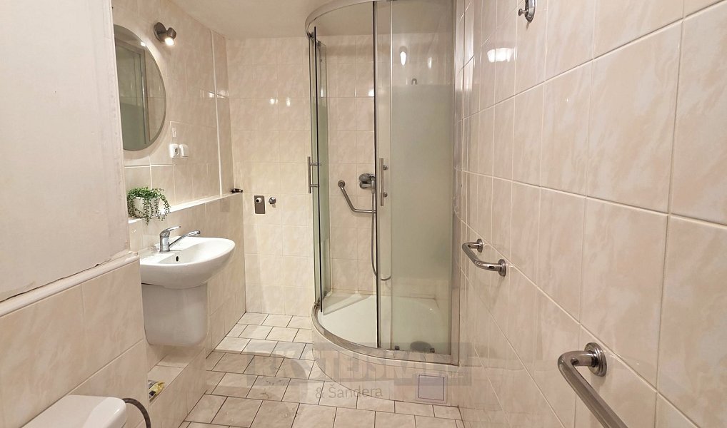 Pronájem bytu 1+1 42 m², Český Krumlov – Plešivec