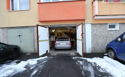 Garáž s elektřinou v přízemí panelového domu v Hroznětíně u Karlových Varů, Sídliště, Hroznětín, okres Karlovy Vary
