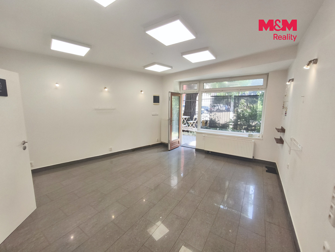 Pronájem obchodních prostor 42 m² — photo 2