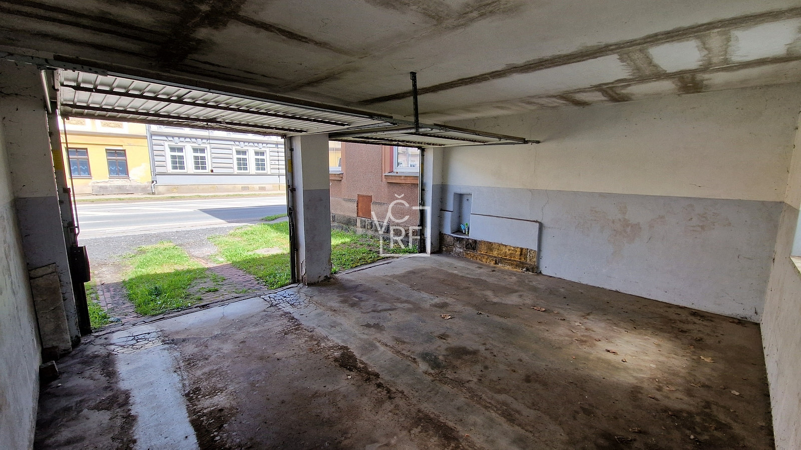 Prodej zděné dvougaráže a další dvě parkovací stání na vlastním pozemku, dobrý stav, trutnov centrum — photo 3