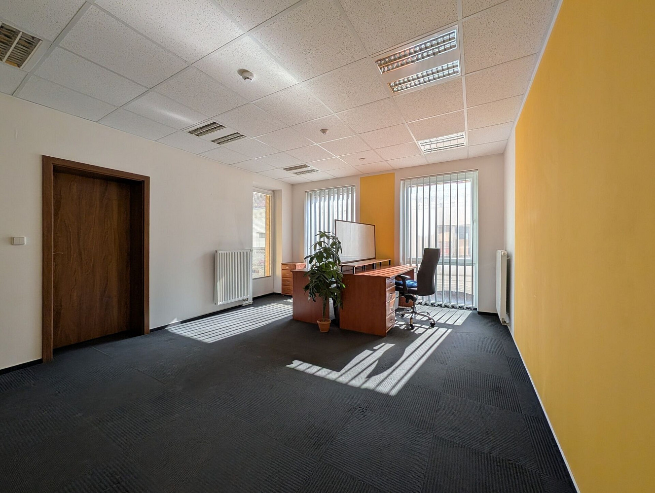 Pronájem kanceláře 68 m² – fotografie 2