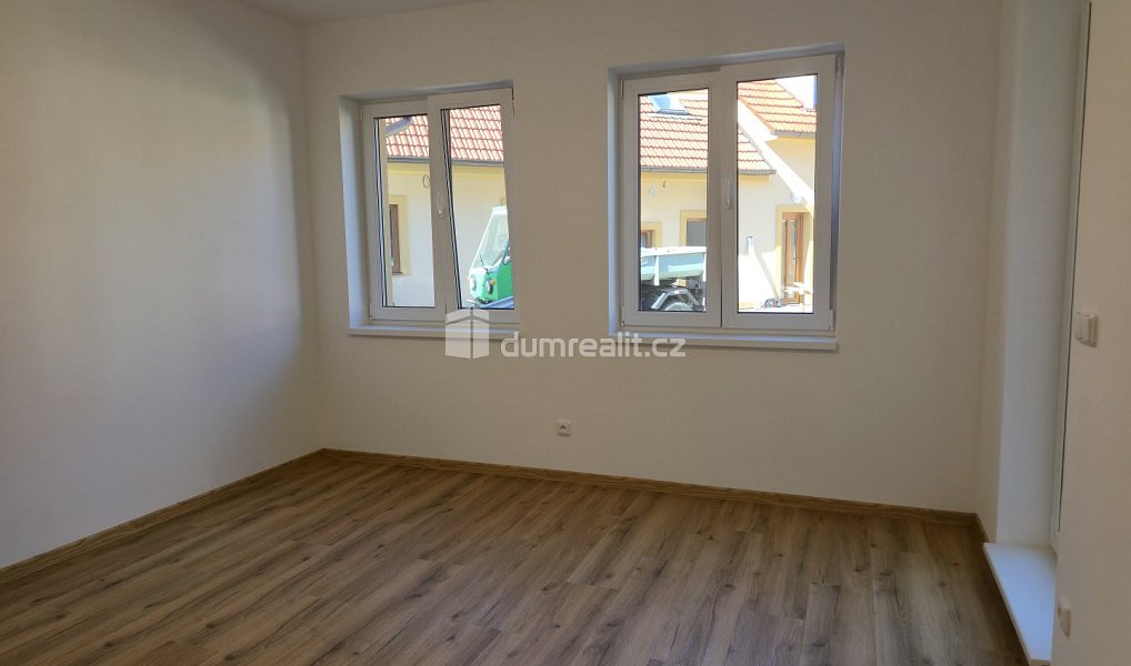 Pronájem bytu 4+kk 75 m², Straky – náhled fotky 9