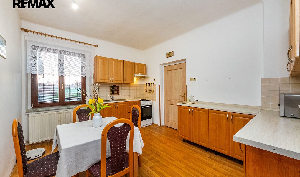 Prodej ubytovacího objektu 309 m², Kněževes – náhled fotky 11