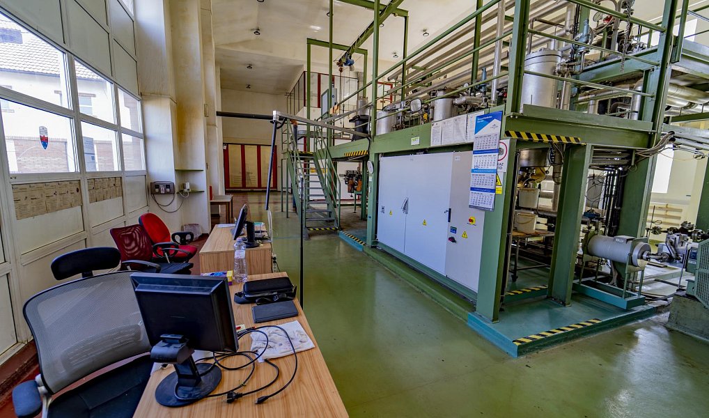Prodej výrobních prostor 861 m², Bezno – náhled fotky 2