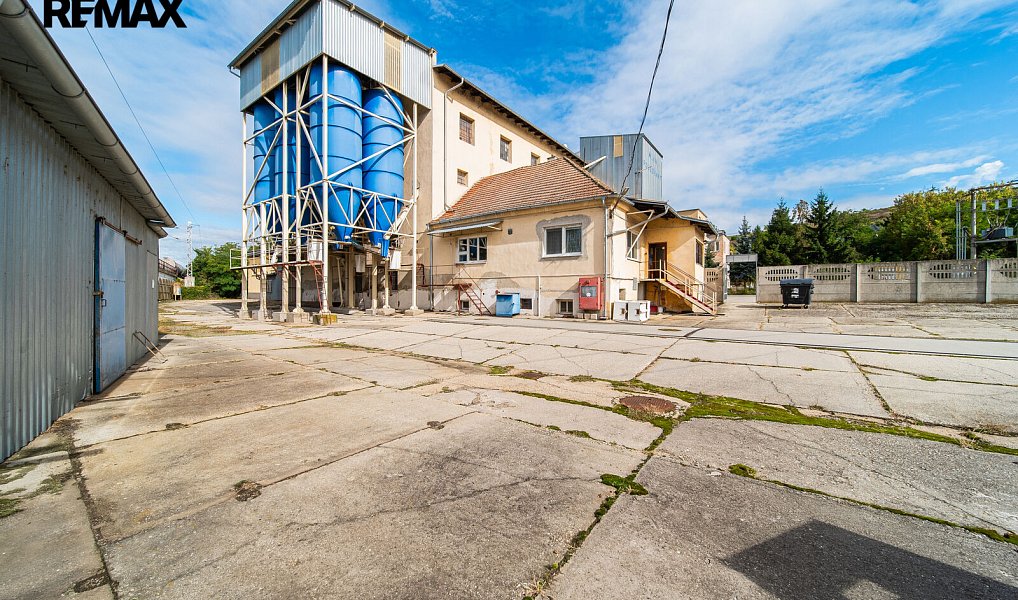 Prodej výrobních prostor 4 050 m², Pouzdřany – náhled fotky 32