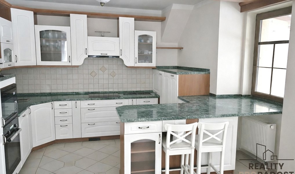 Prodej domu 369 m² s pozemkem 1 010 m², Jesenice – náhled fotky 6