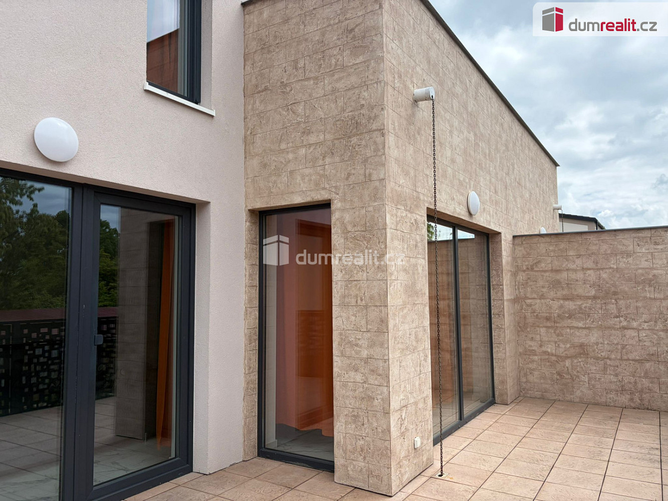 Pronájem domu 160 m² s pozemkem 300 m² — photo 2