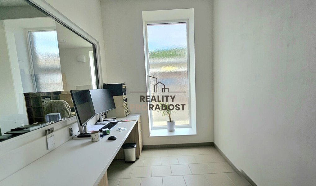 Pronájem obchodních prostor 130 m², Hodonín – náhled fotky 18