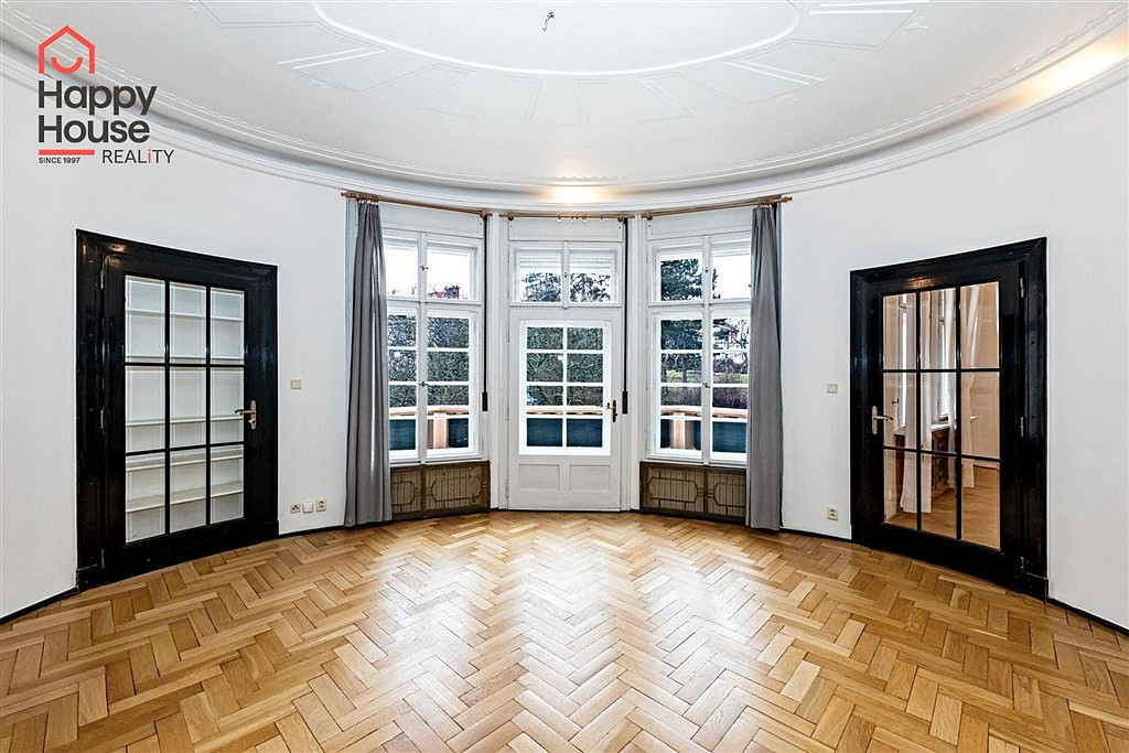 Pronájem bytu 6+kk 246 m² — photo 2