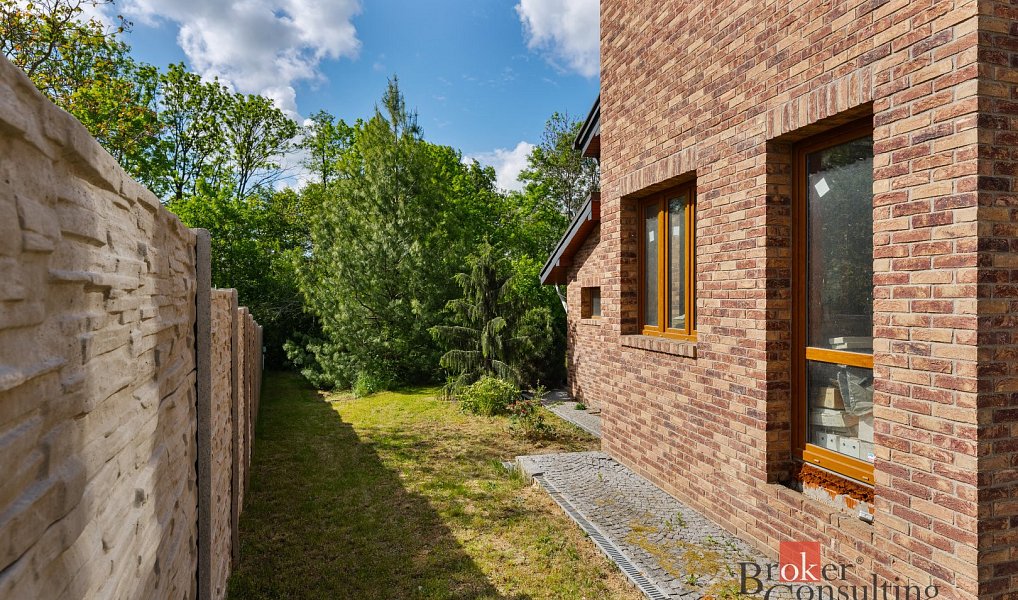 Prodej domu 256 m² s pozemkem 844 m², Jesenice – náhled fotky 8