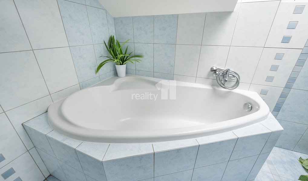 Prodej domu 200 m² s pozemkem 1 008 m², Kamenice – náhled fotky 18