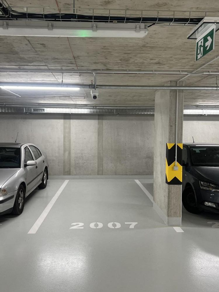 Pronájem garážového stání 12.5m2, praha 12-kamýk