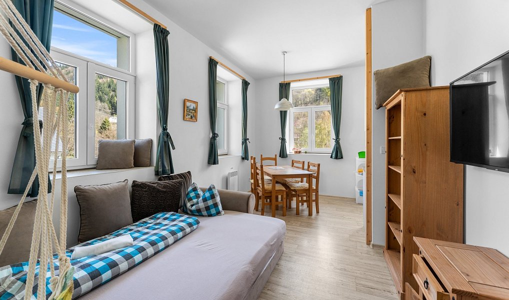 Prodej ubytovacího objektu 978 m², Desná – náhled fotky 4