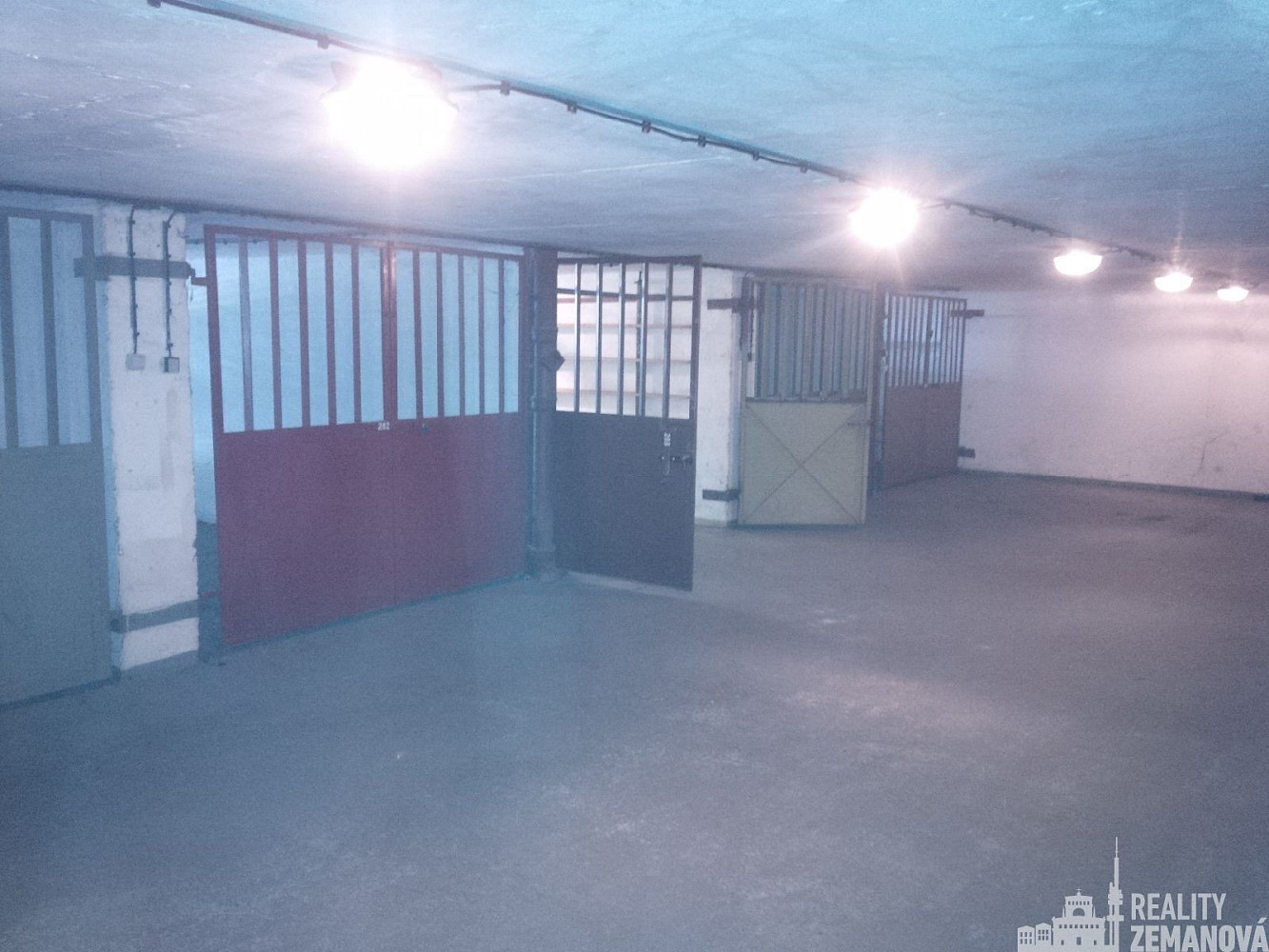 Garážové stání 16,7m2 v podolí za vraty na dálkové ovládání. — photo 4
