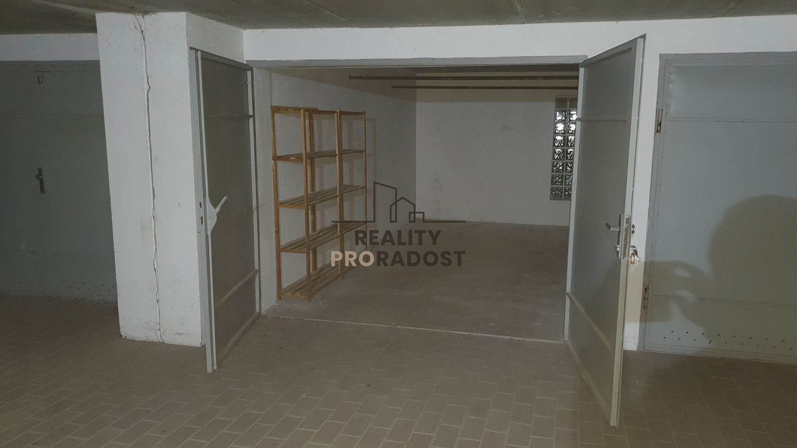 Pronájem garáže 18m2 v krytém komplexu U Lesíka ve Znojmě, pronájem garáž 18m2 Znojmo