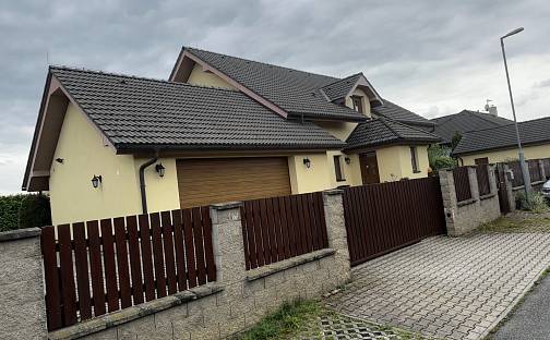 Prodej domu 300 m² s pozemkem 1 065 m², Spojovací, Březí, okres Praha-východ