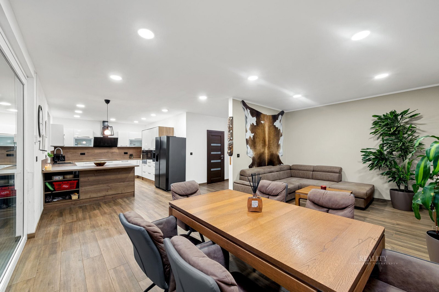 Prodej domu 221 m² s pozemkem 1 252 m² – fotografie 2