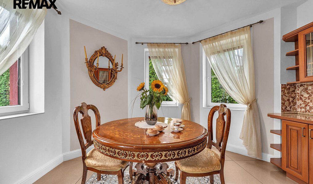 Prodej domu 285 m² s pozemkem 968 m², Šestajovice – náhled fotky 9