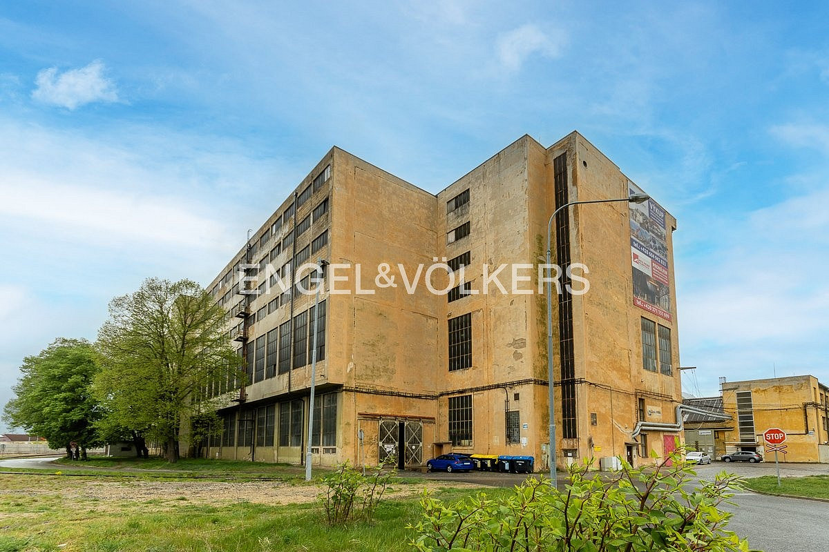 Pronájem skladovacích prostor 24 288 m²