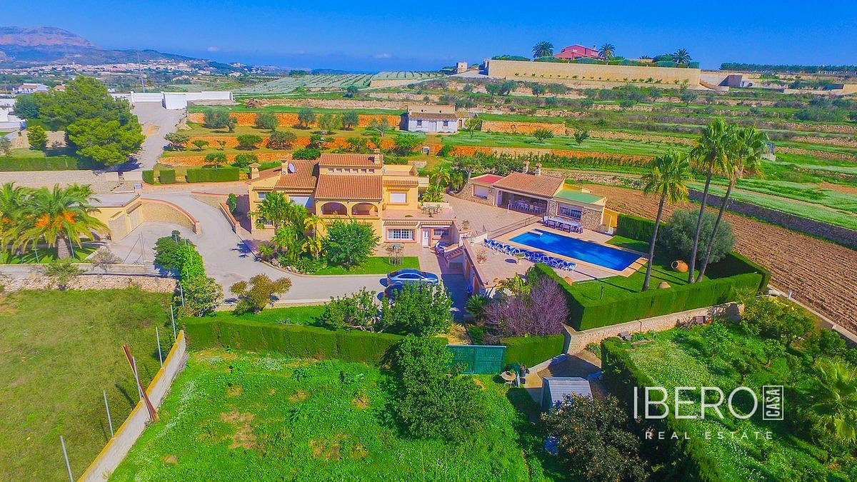 Prodej domu 696 m² s pozemkem 11 448 m²