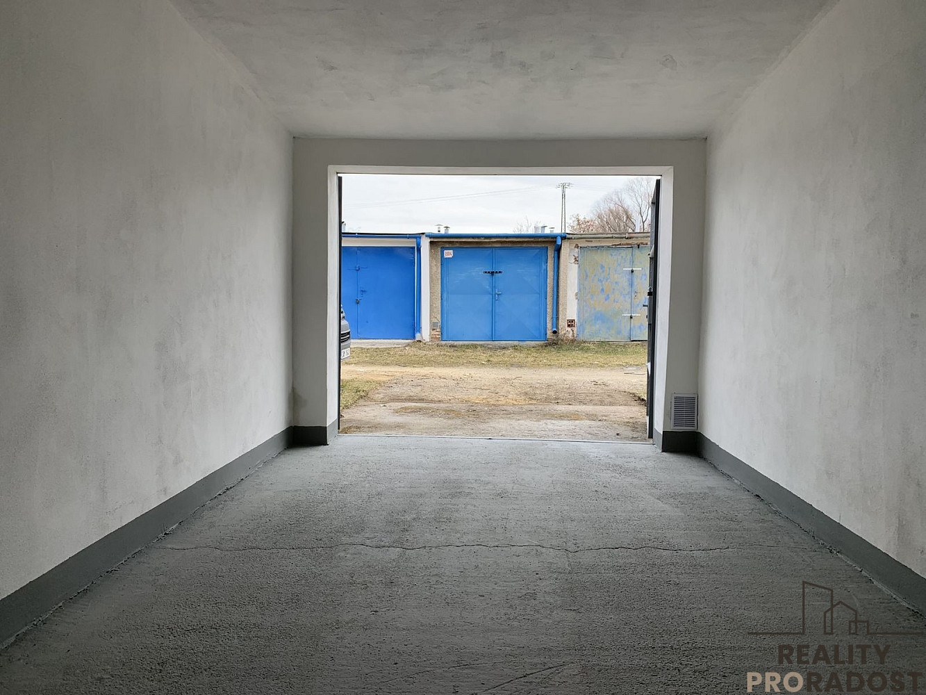Pronájem garáže 18m2 hodonín — photo 3