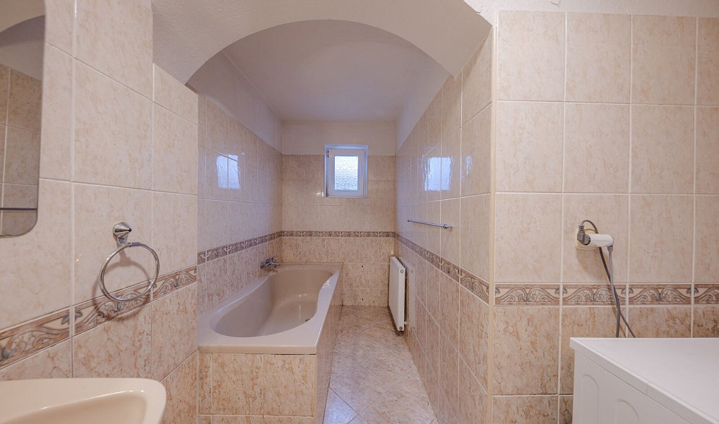 Prodej domu 182 m² s pozemkem 442 m², Komňa – náhled fotky 8