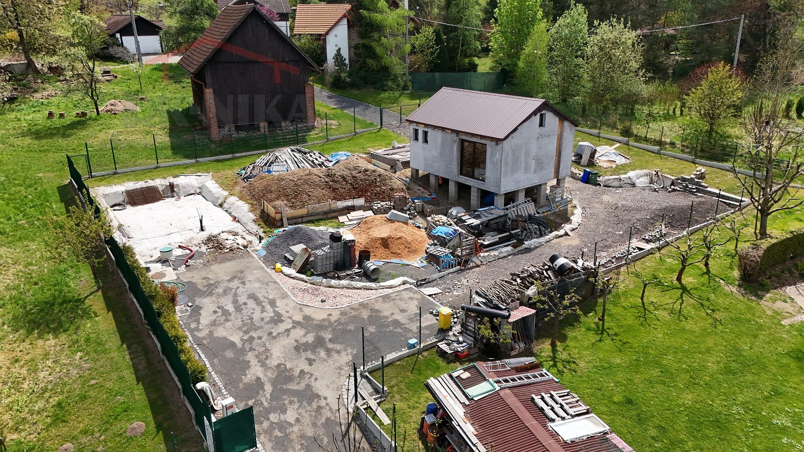 Prodej stavebního pozemku 913 m² – fotografie 2