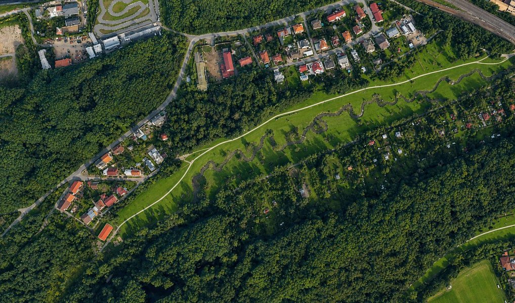 Parkovací stání na zakladači, Mezitraťová ul., Hrdlořezy, Praha – náhled fotky 3