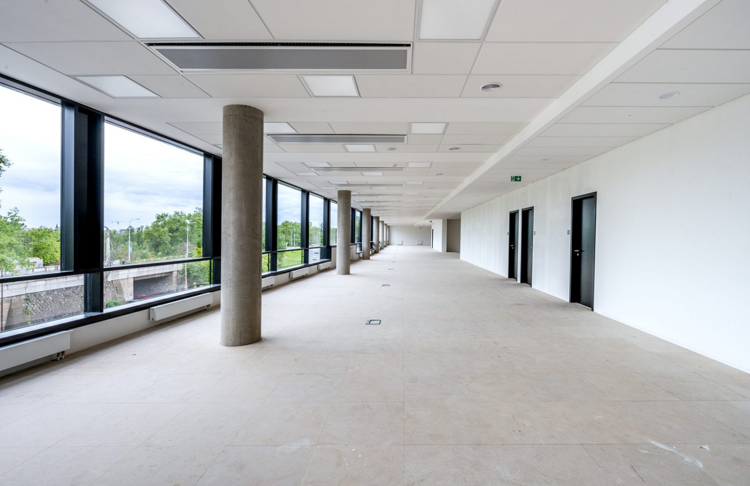 Pronájem kanceláře 897 m² – fotografie 3