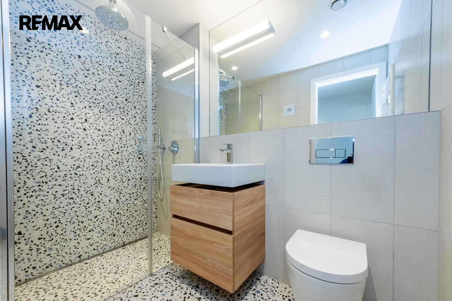 Pronájem bytu 1+kk 37 m² — photo 2