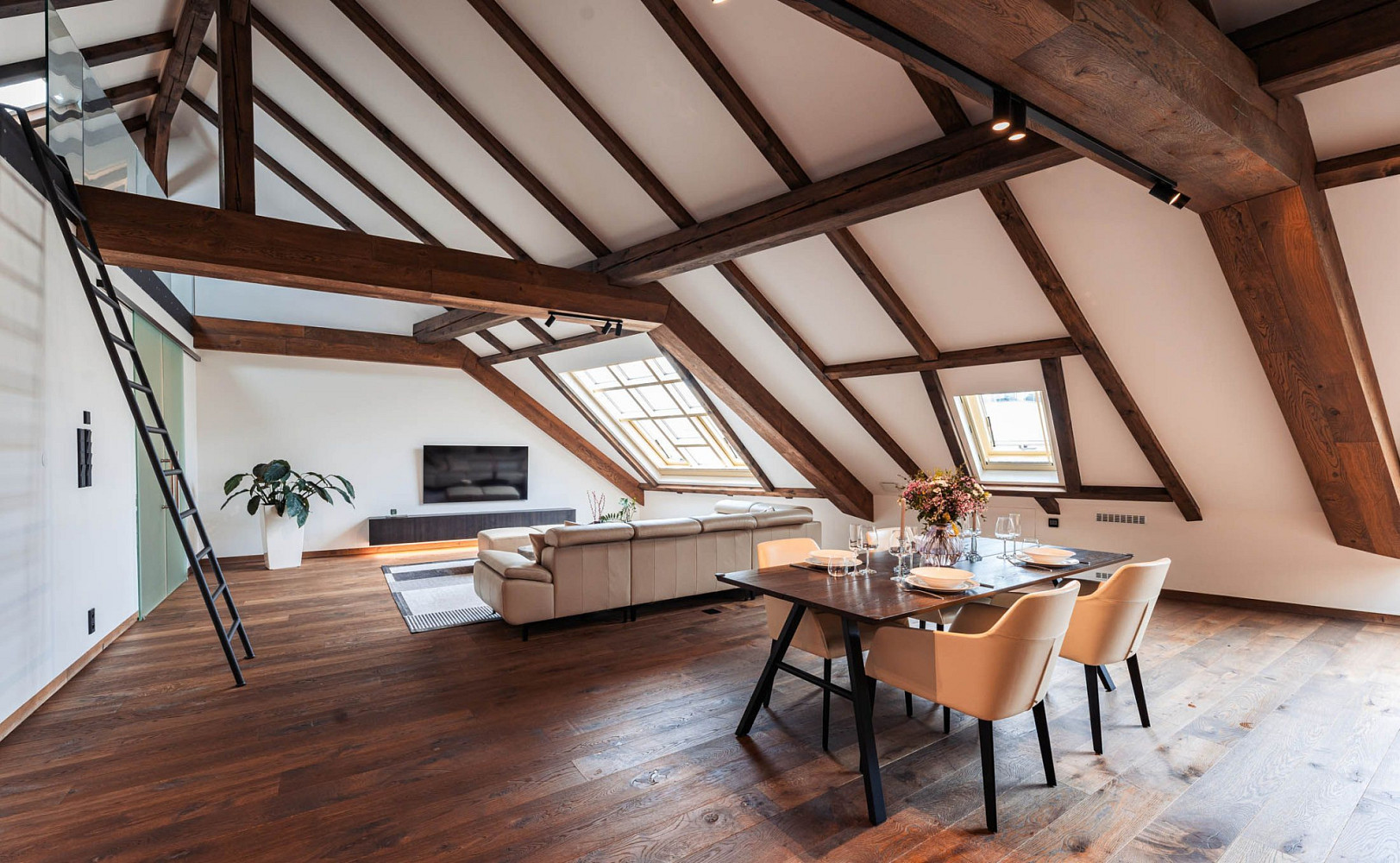 Pronájem bytu 5+kk 335 m²