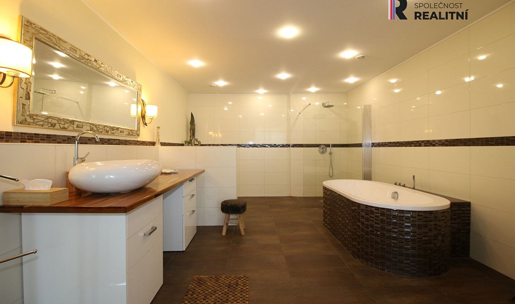 Prodej domu 705 m² s pozemkem 1 300 m², Hlohovec – náhled fotky 6