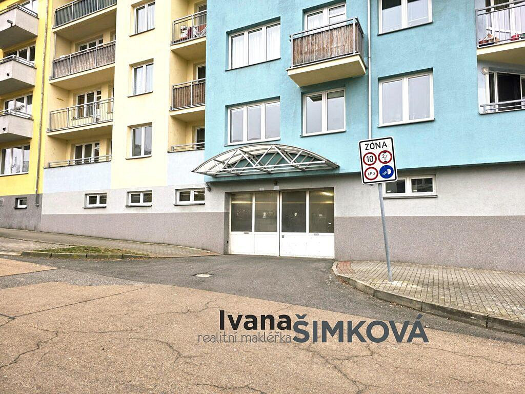 Prodej garážového stání, 12 m2, vjezd velké kunratické praha 4 - kunratice