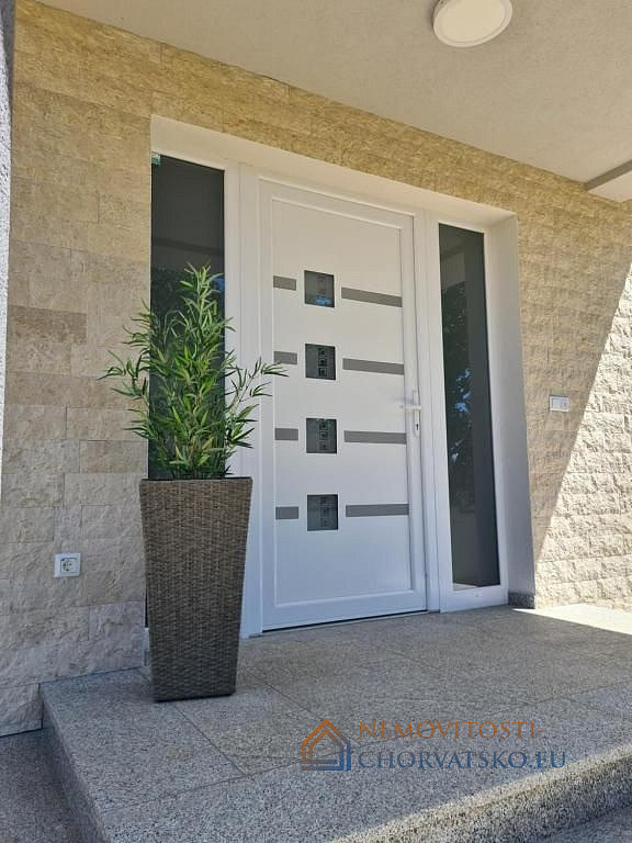 Prodej domu 450 m² s pozemkem 760 m² - Widok 4