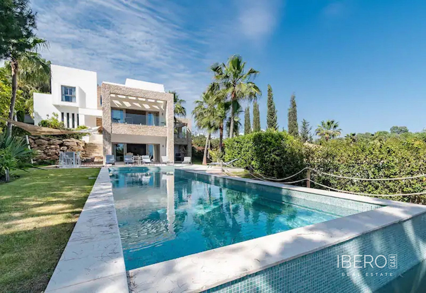Prodej domu 528 m² s pozemkem 1 556 m²